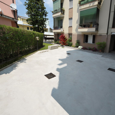 Giardino di cemento con albero, Verde, Ristrutturazione.